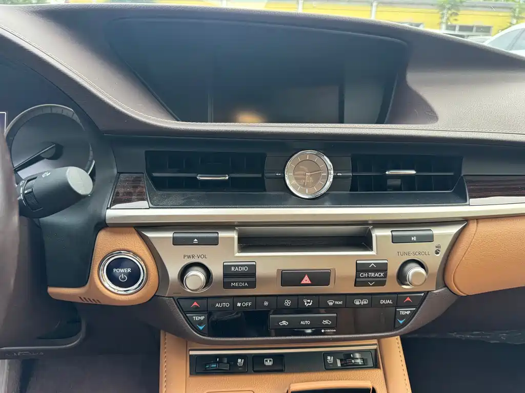 Lexus ES — миниатюра 8