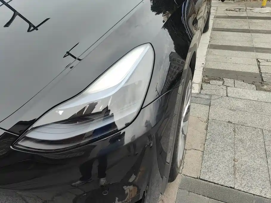 Tesla Model Y — миниатюра 5
