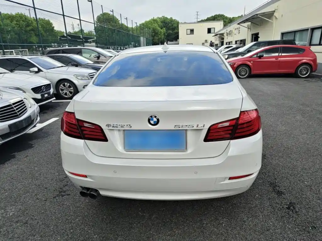 BMW 5 Series — миниатюра 6