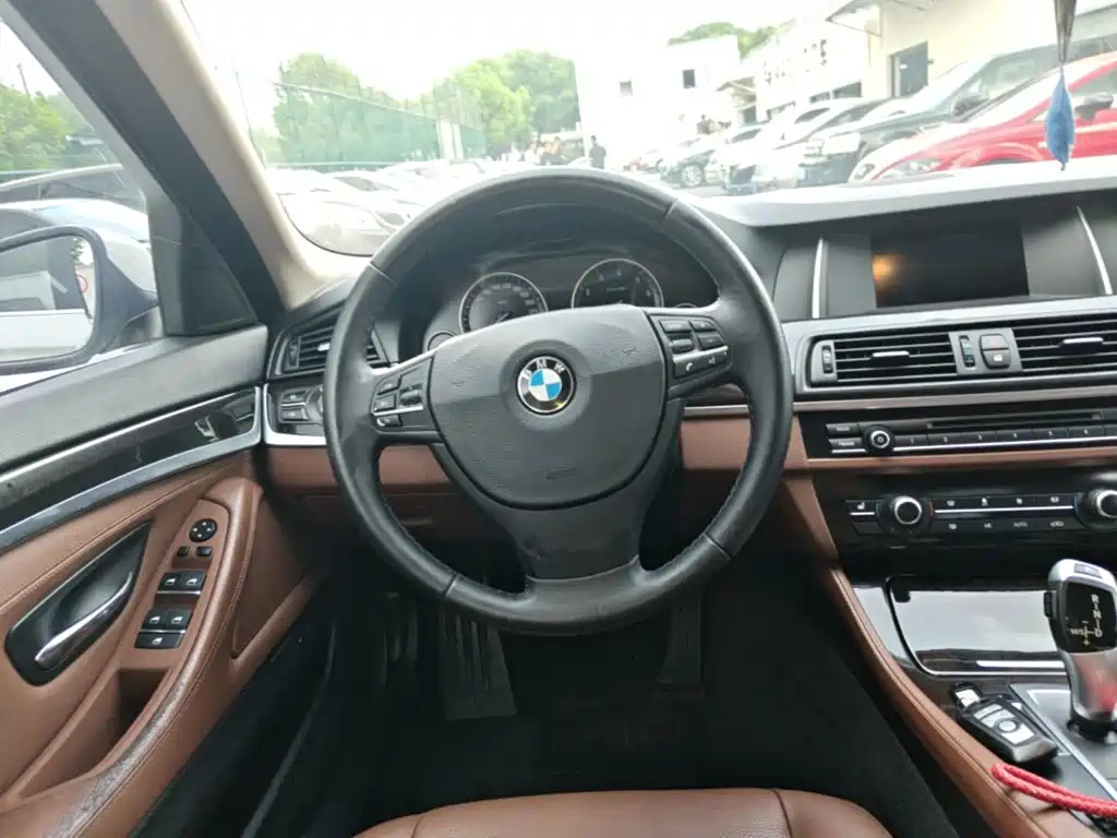 BMW 5 Series — миниатюра 11