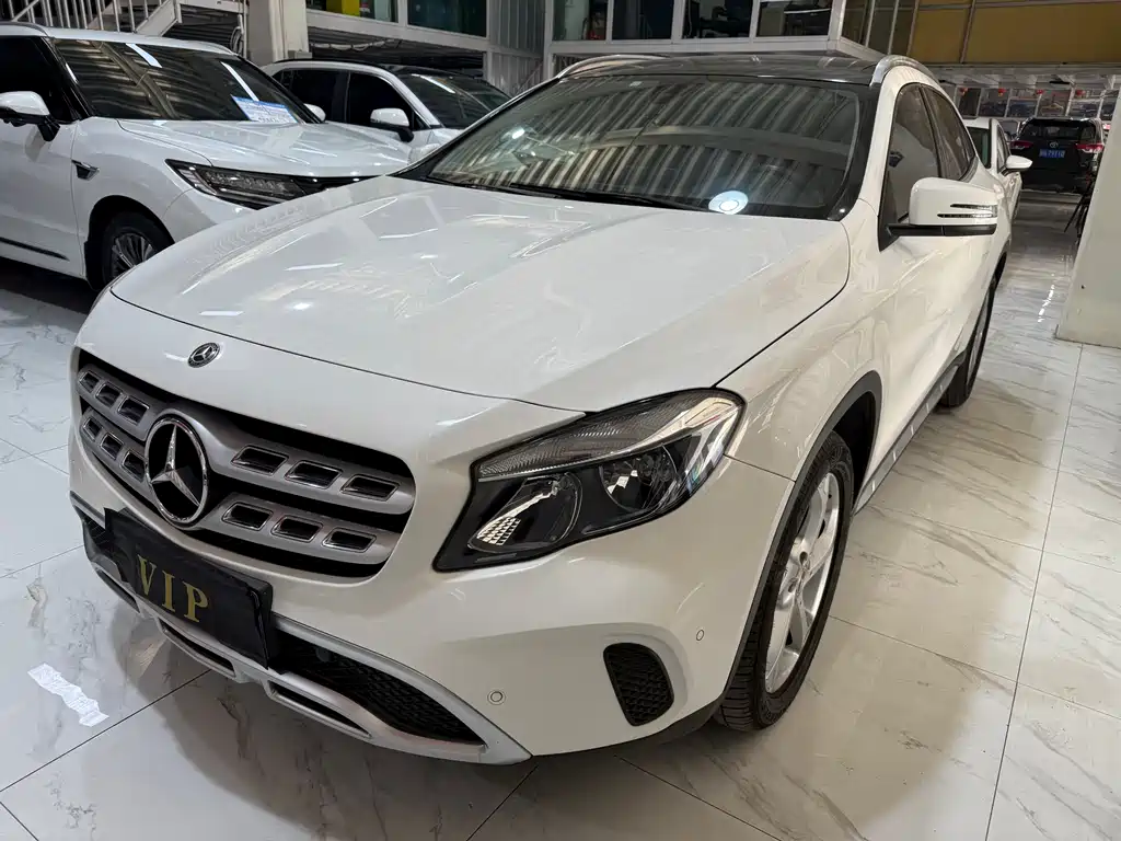 MERCEDES-BENZ GLA