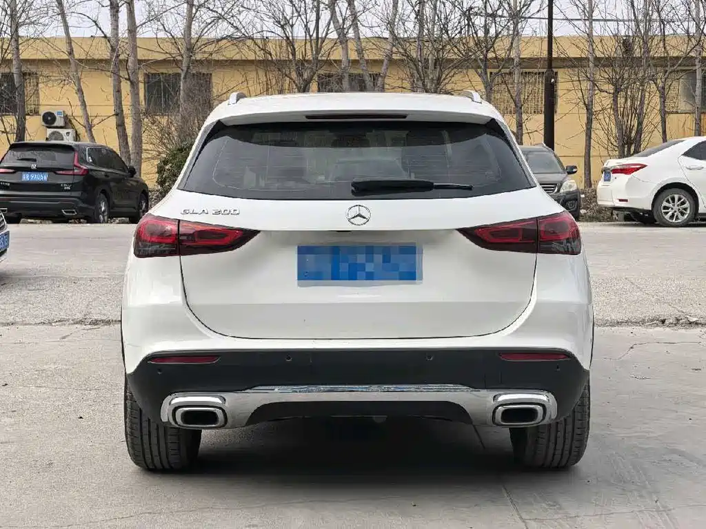 MERCEDES-BENZ GLA