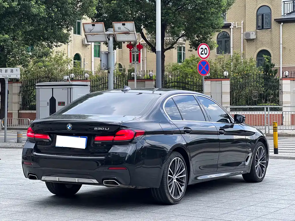 BMW 5 Series — миниатюра 9
