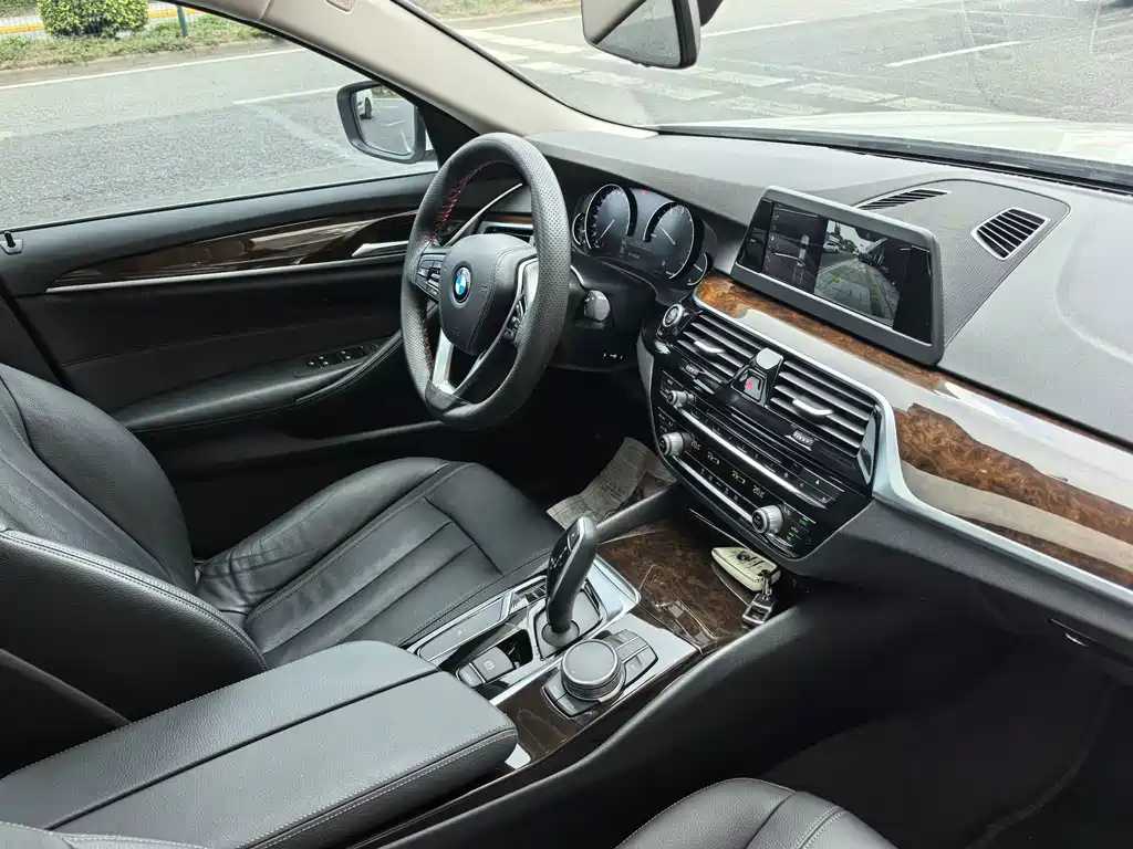 BMW 5 Series — миниатюра 8