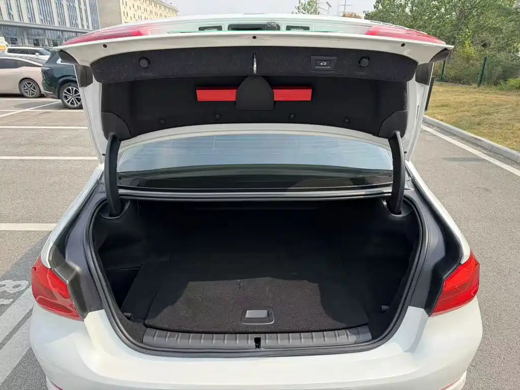 BMW 5 Series New Energy — миниатюра 11