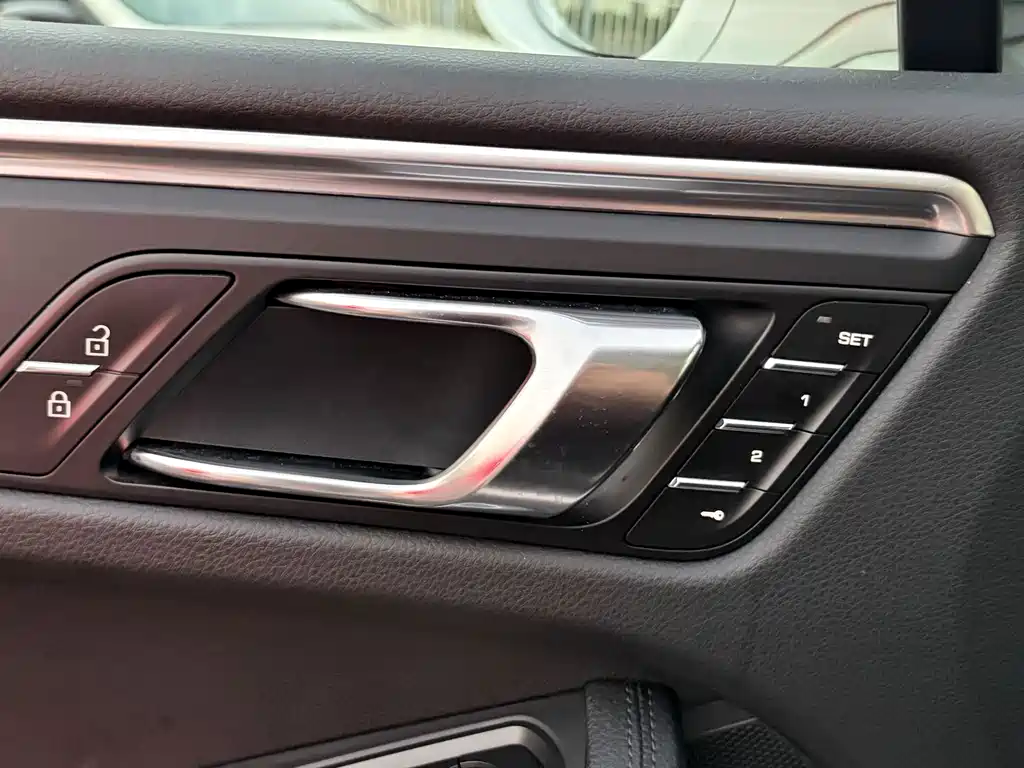 Porsche Macan — миниатюра 16