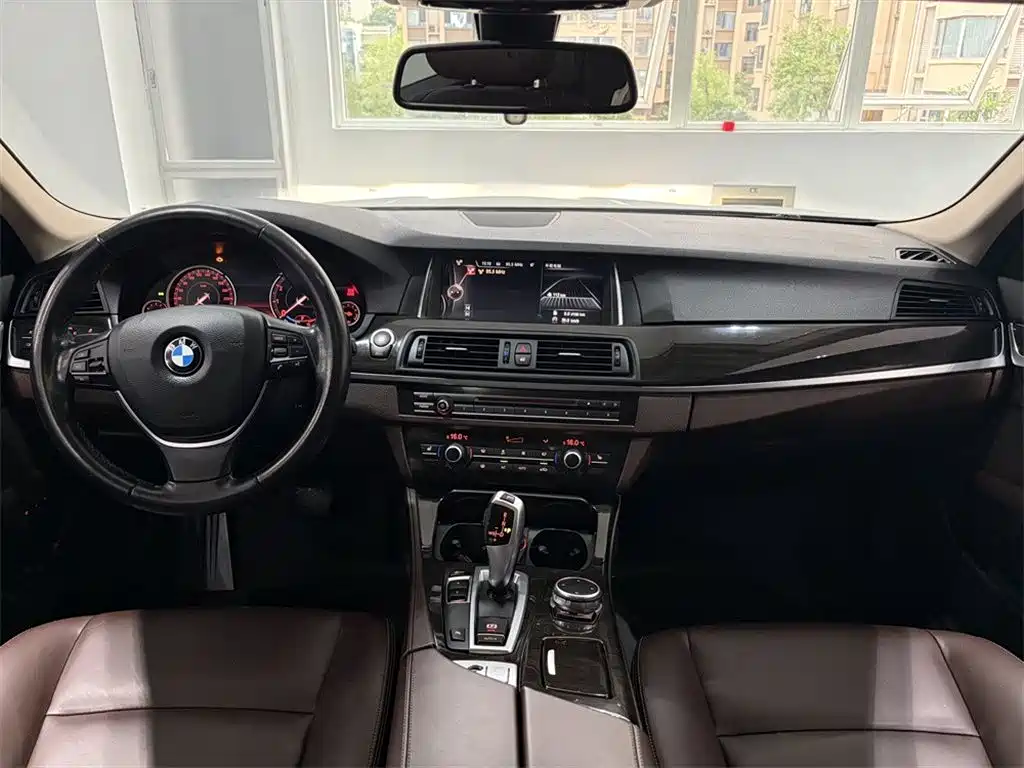 BMW 5 Series — миниатюра 6
