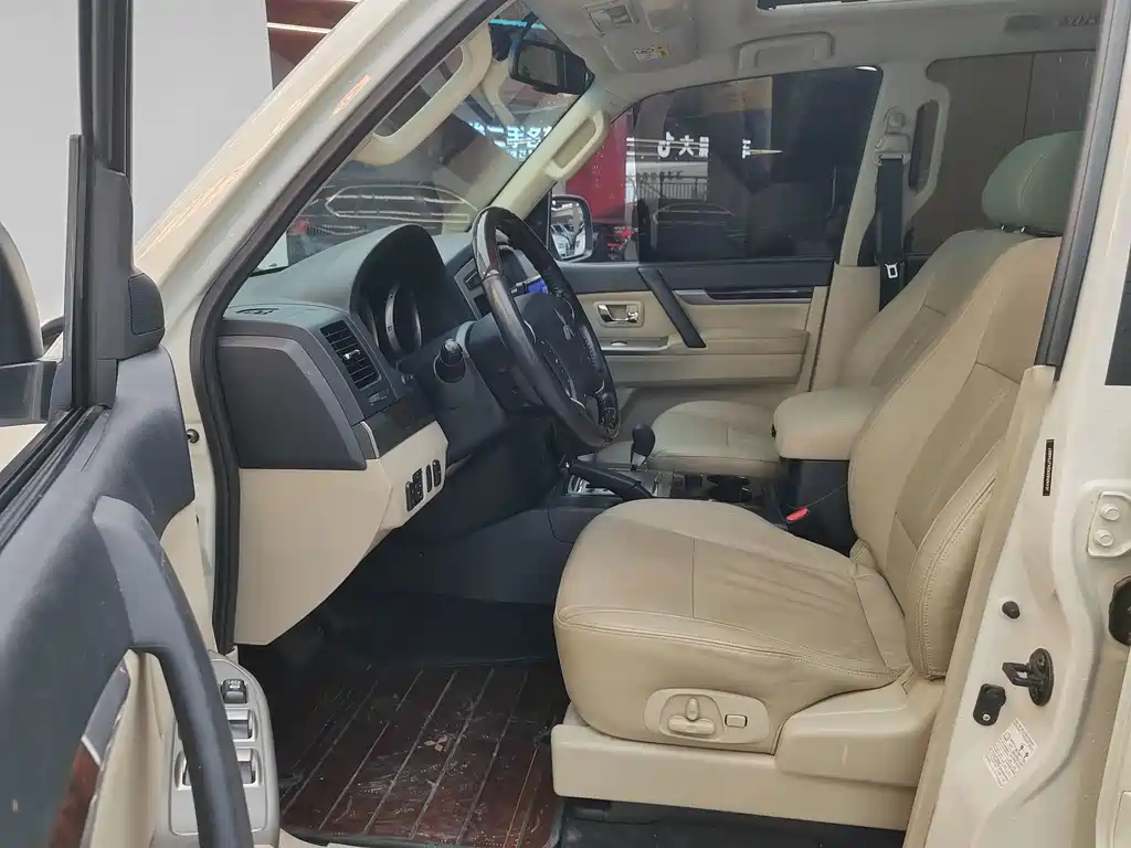 Mitsubishi Pajero (Import) — миниатюра 7