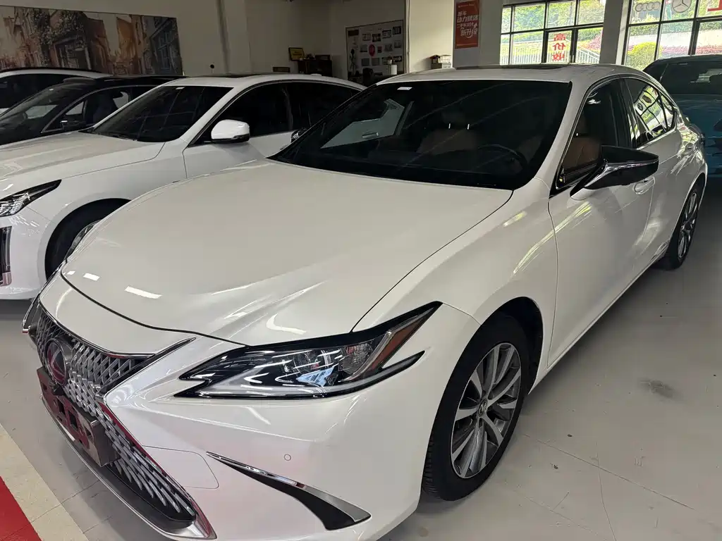 Lexus ES 2019