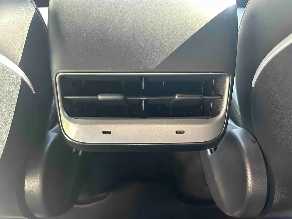 Tesla Model Y — миниатюра 21