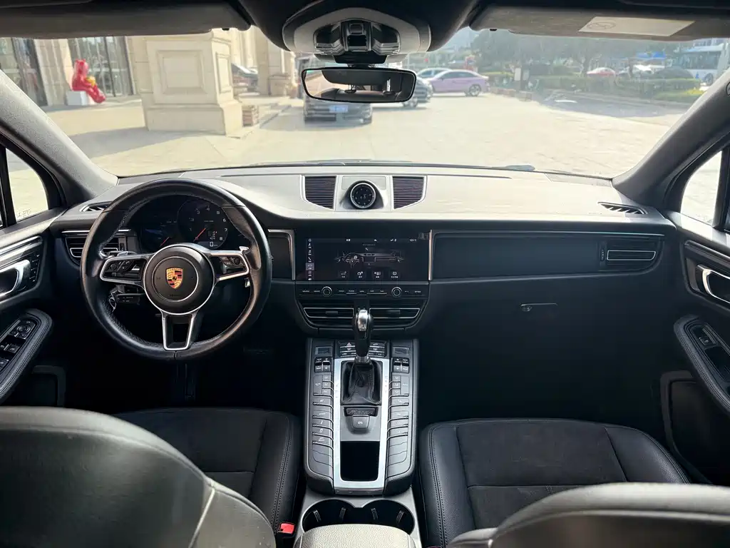 PORSCHE MACAN