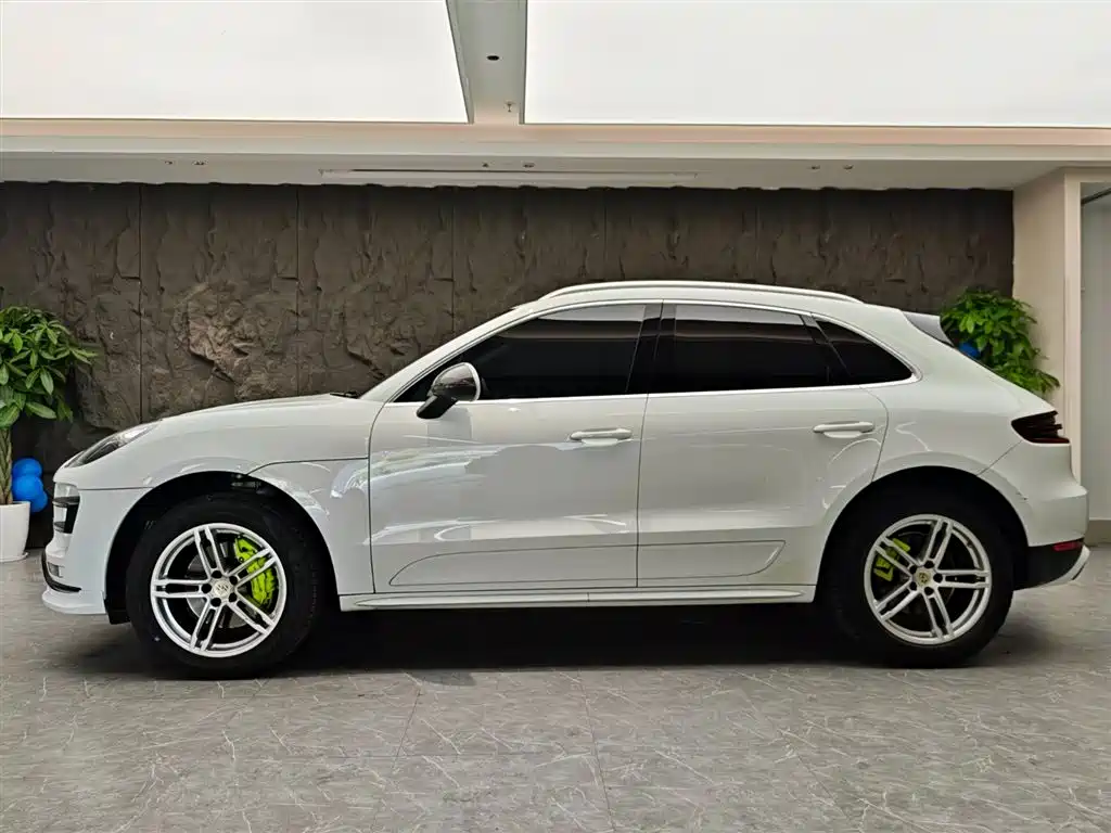 PORSCHE MACAN
