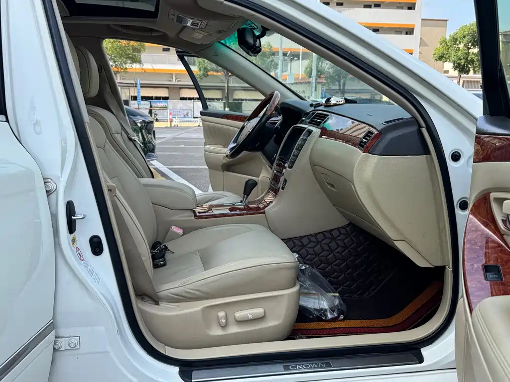 Toyota Crown — миниатюра 12