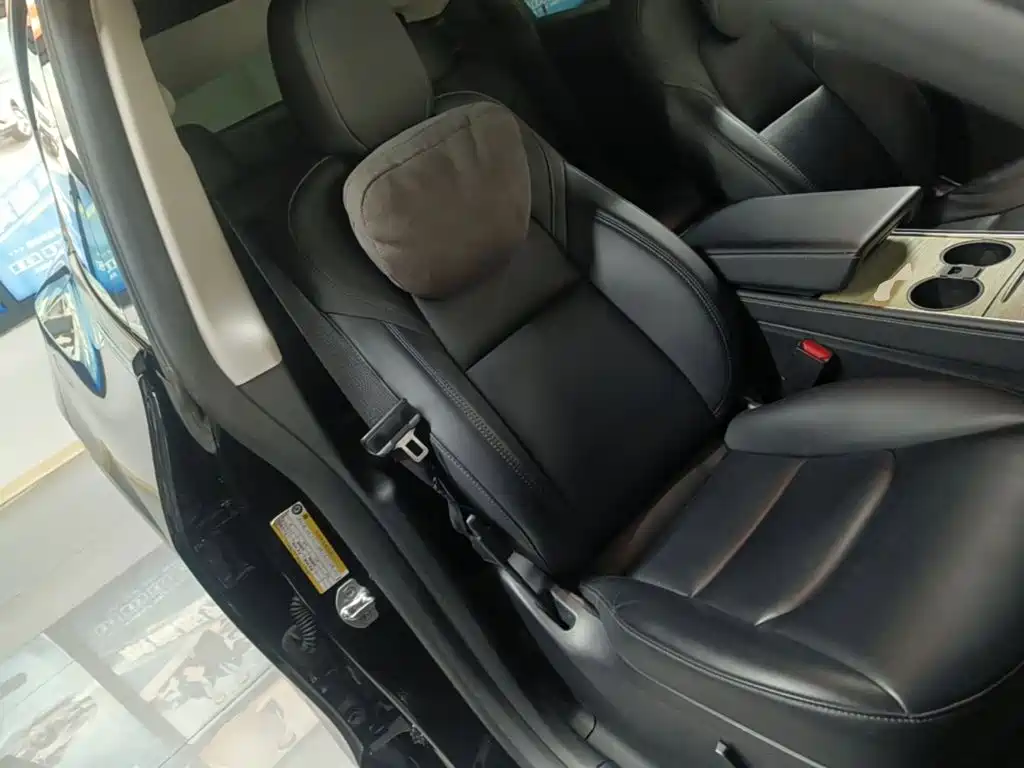 Tesla Model Y — миниатюра 25