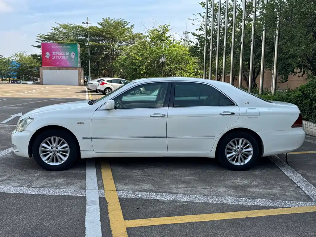 Toyota Crown — миниатюра 4