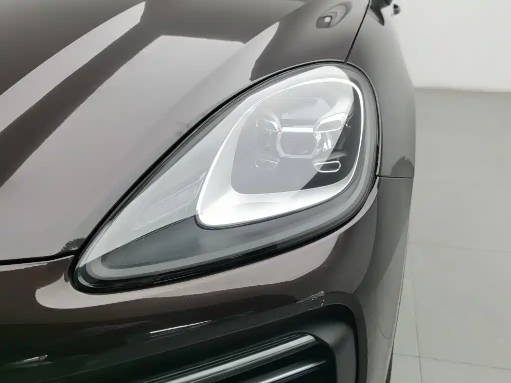 Porsche Cayenne — миниатюра 7