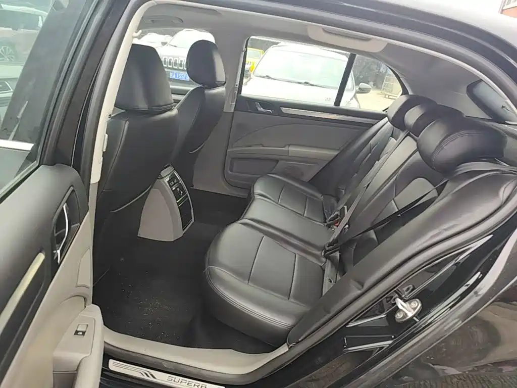 Skoda Superb — миниатюра 17