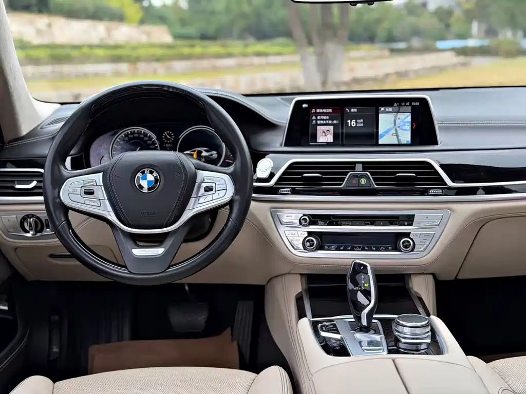 BMW 7 Series — миниатюра 6