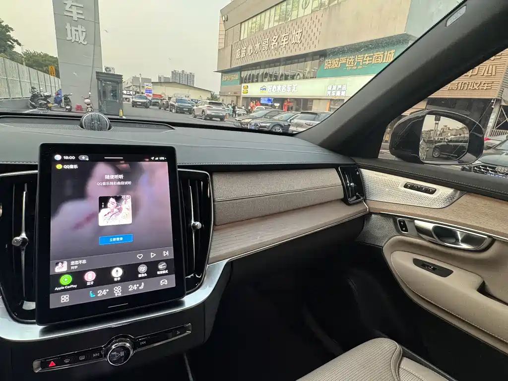 Volvo XC90 PHEV — миниатюра 18