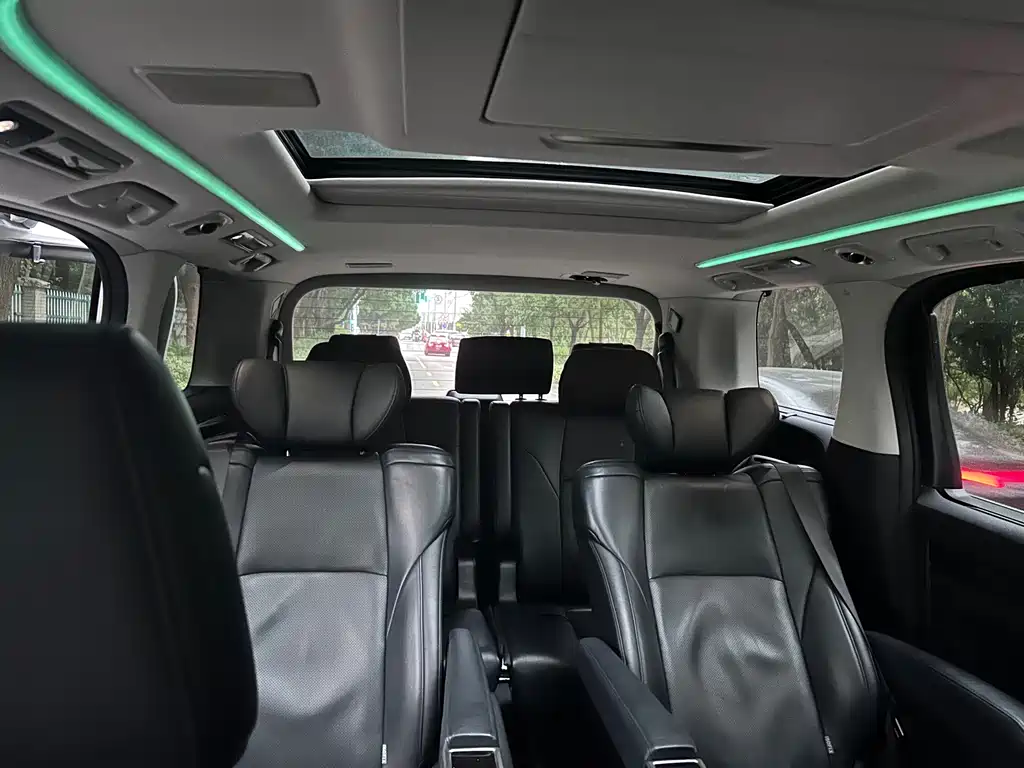 Toyota Vellfire — миниатюра 8