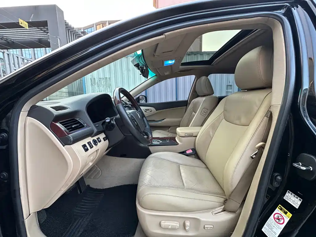 Toyota Crown — миниатюра 3