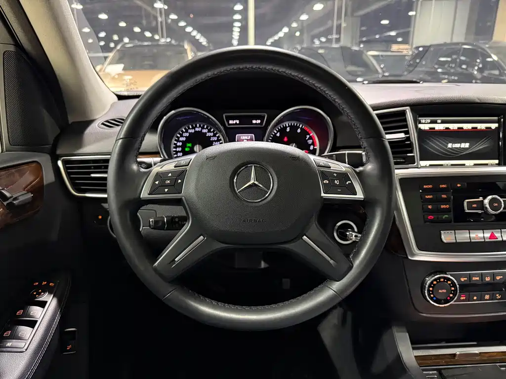 Mercedes-Benz M-Class — миниатюра 13