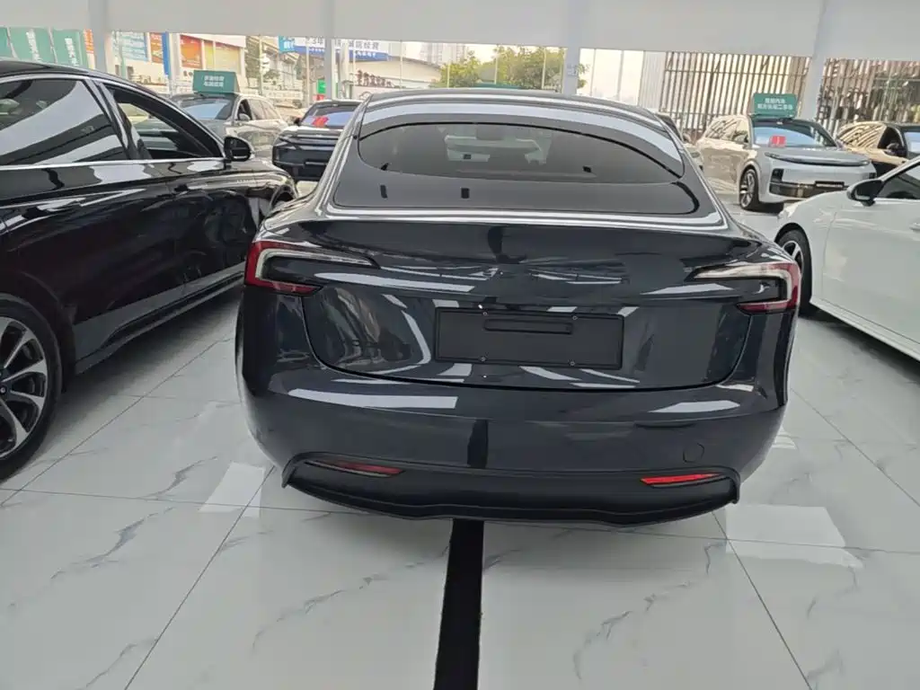 Tesla Model 3 — миниатюра 6