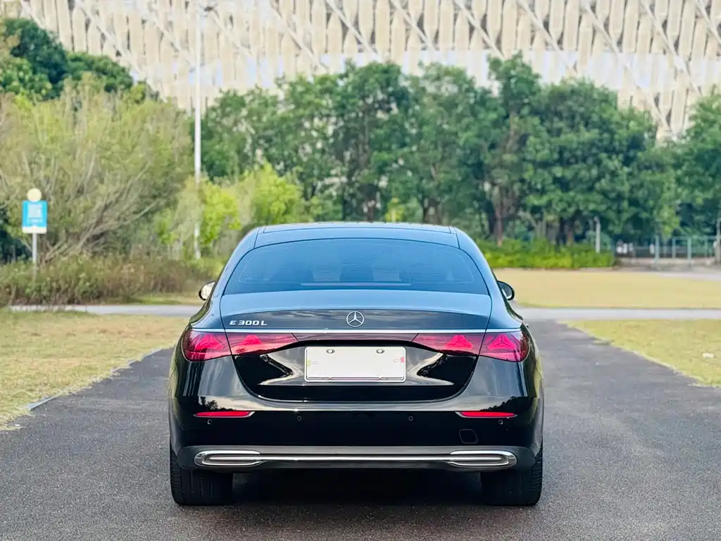 Mercedes-Benz E-Class — миниатюра 8