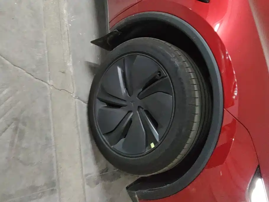 Tesla Model Y — миниатюра 6