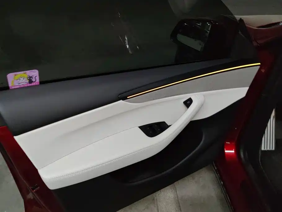 Tesla Model Y — миниатюра 7