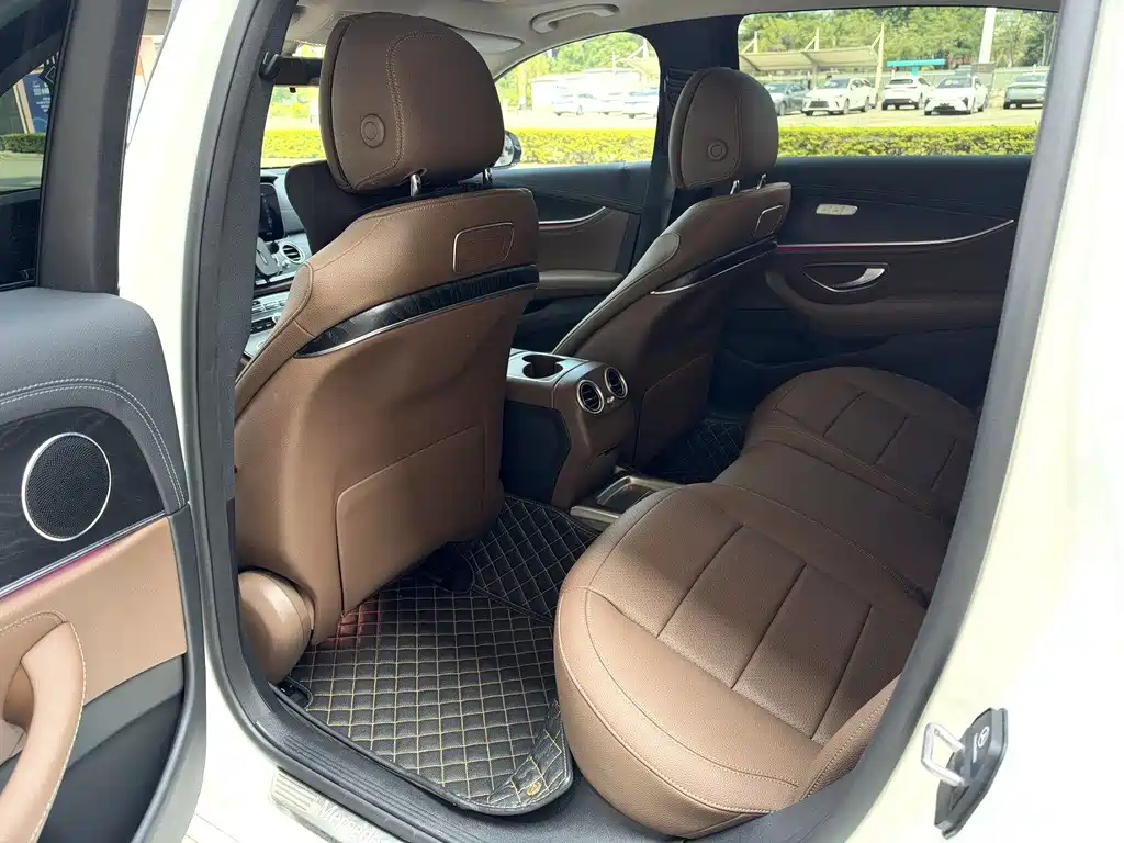 Mercedes-Benz E-Class — миниатюра 9