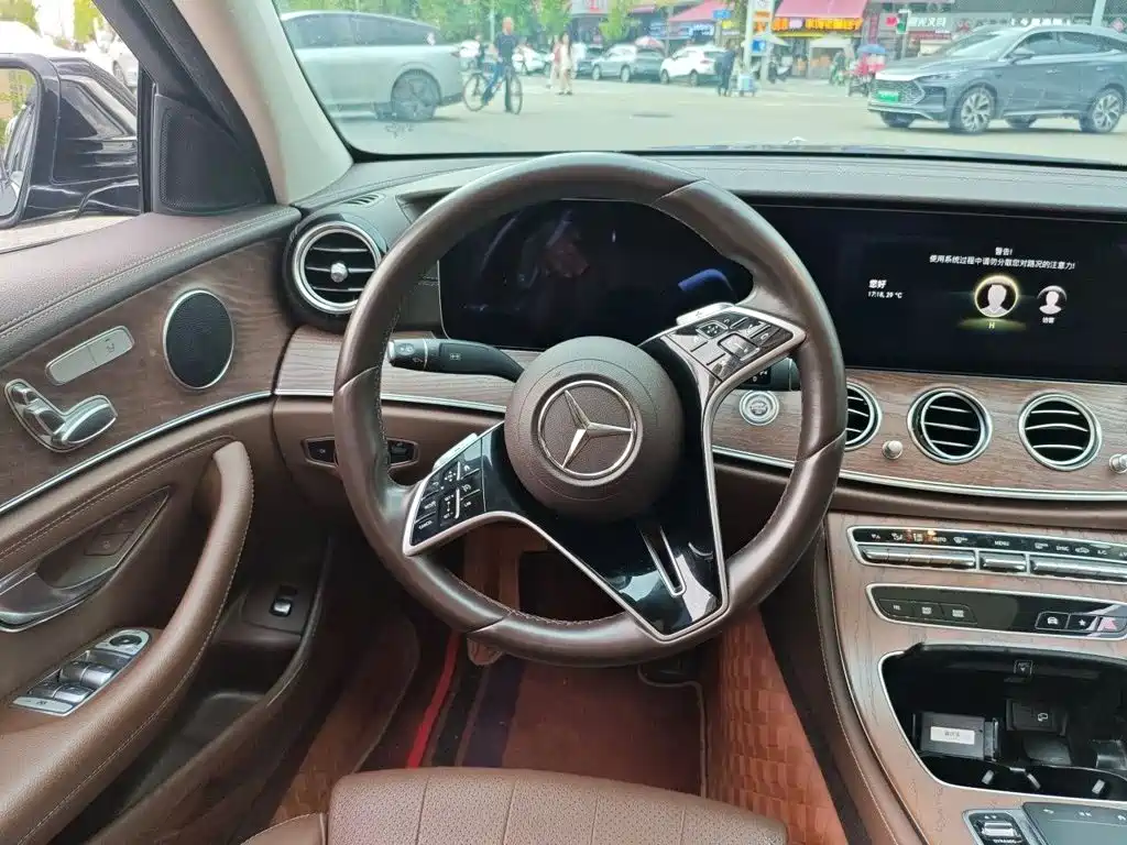 Mercedes-Benz E-Class — миниатюра 12