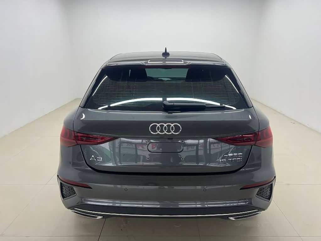 Audi A3 1.4 л 2023 г. Серебристо-серый, пробег 33000 км