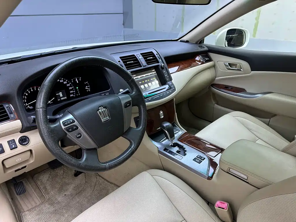 Toyota Crown — миниатюра 10