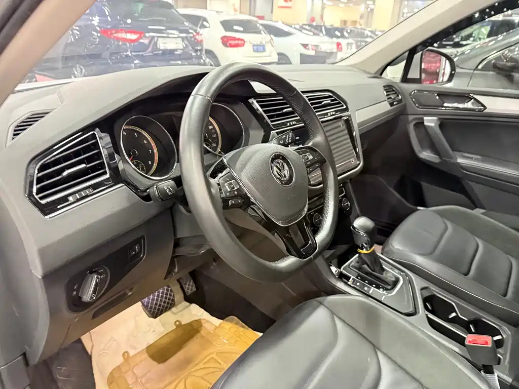 VOLKSWAGEN TIGUAN L