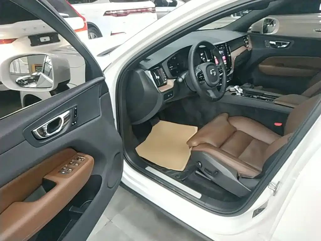 Volvo XC60 PHEV — миниатюра 16