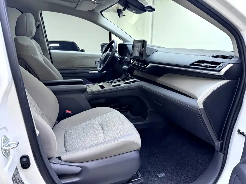 Toyota Sienna — миниатюра 11
