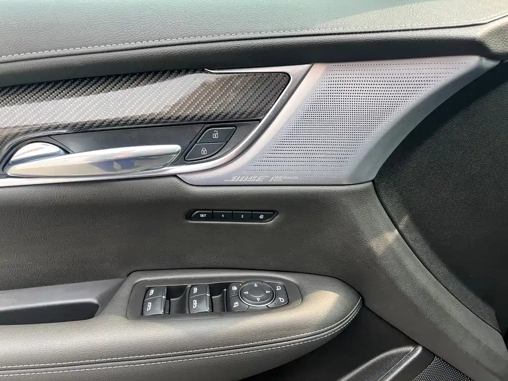 Cadillac XT6 2025 2.0T мест Luxury Executive