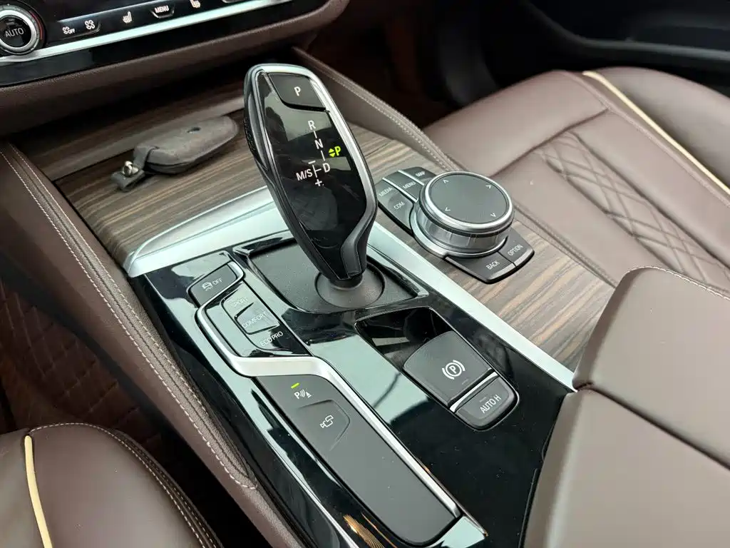 BMW 5 Series — миниатюра 9