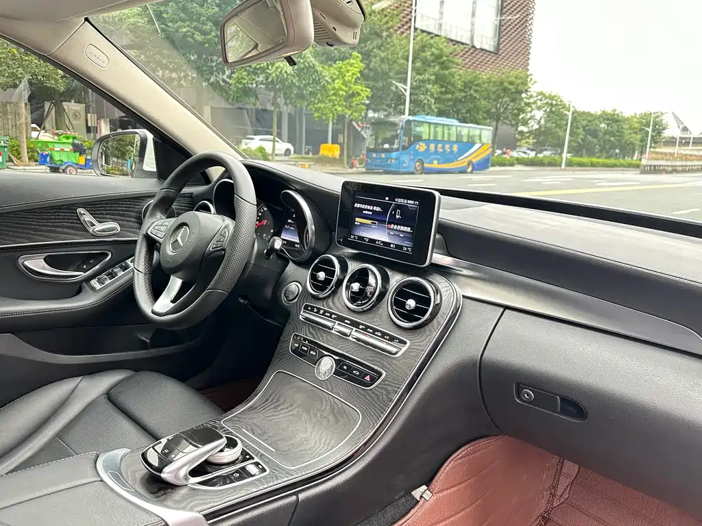 Mercedes-Benz C-Class — миниатюра 12