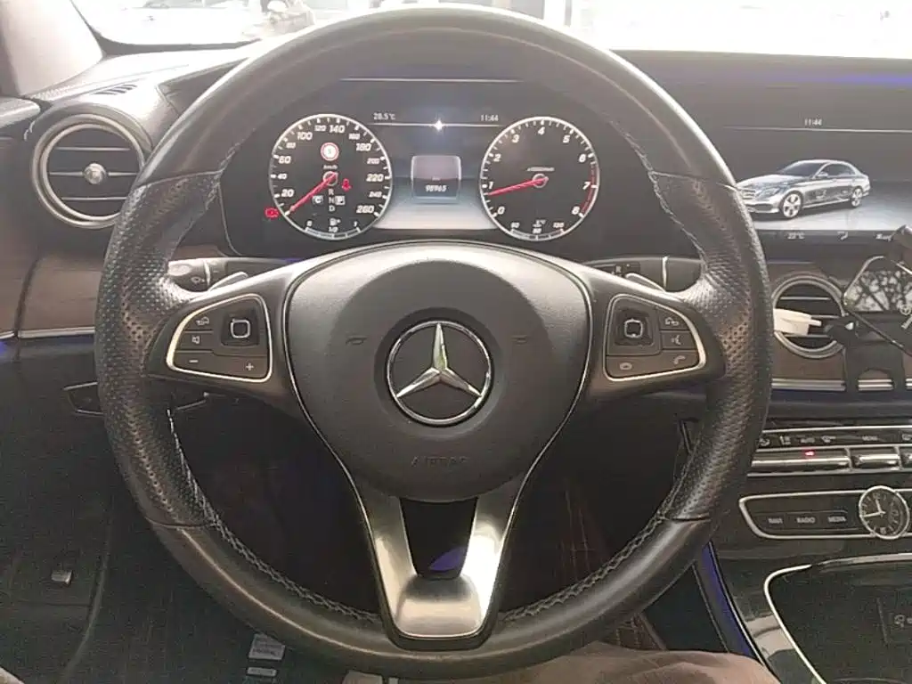 Mercedes-Benz E-Class — миниатюра 11