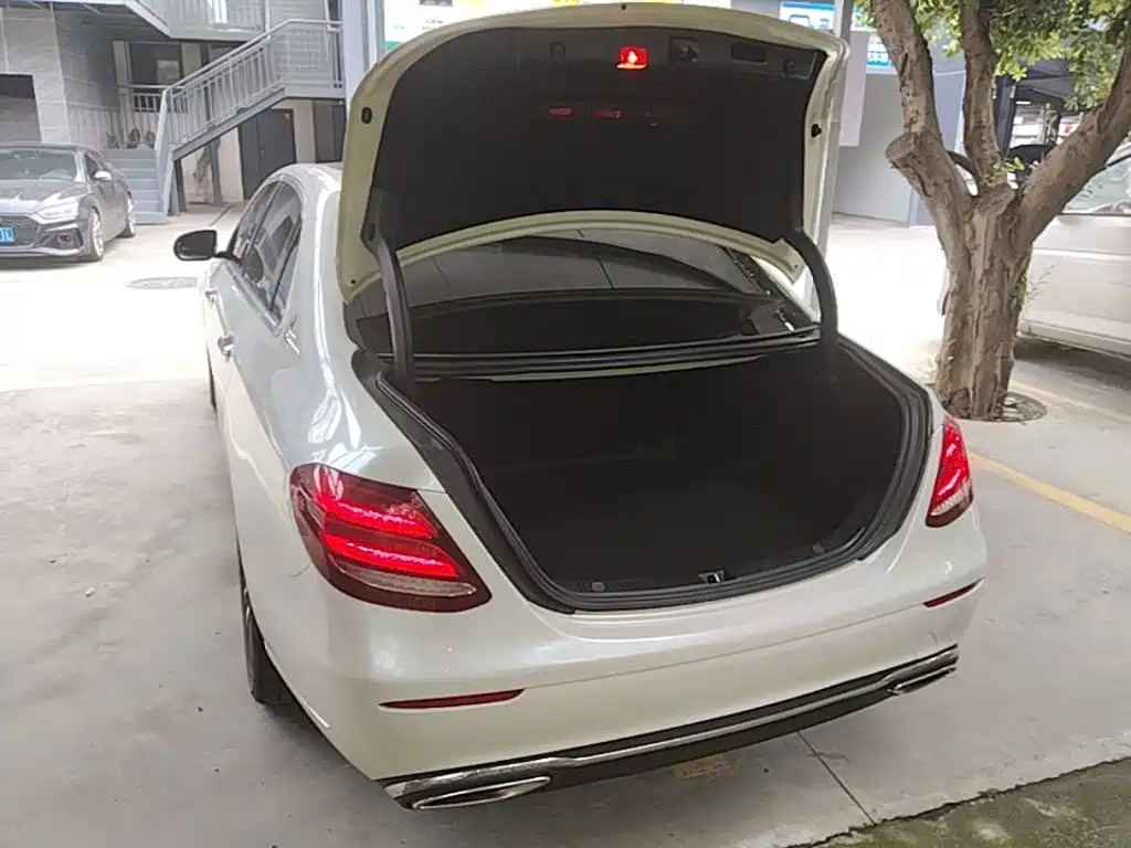 Mercedes-Benz E-Class — миниатюра 19