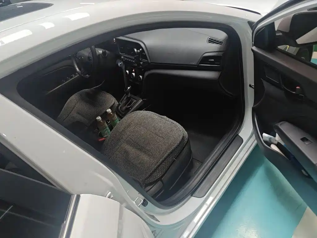 Hyundai Elantra — миниатюра 17