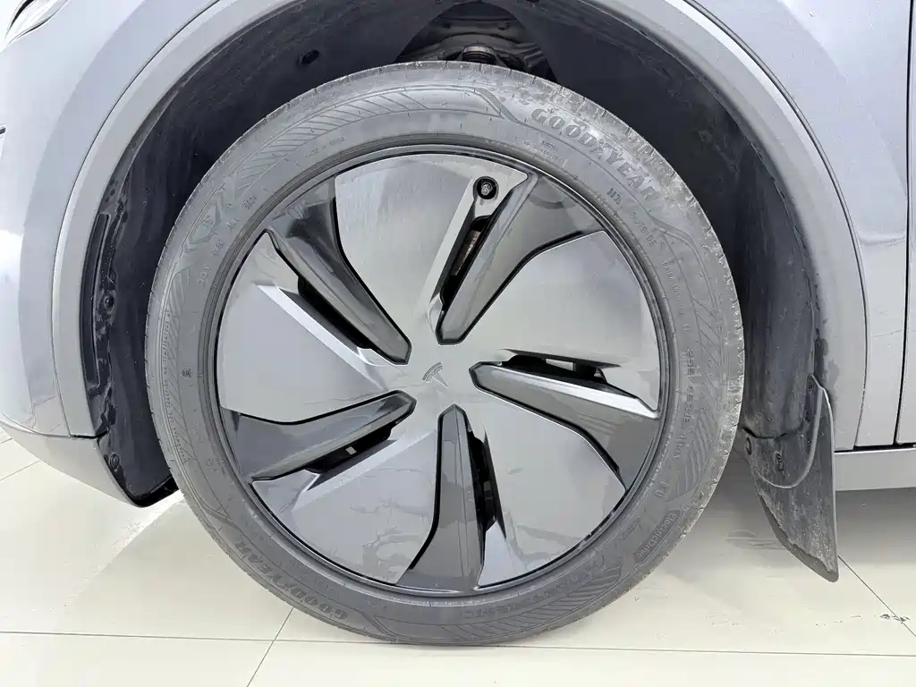 Tesla Model Y — миниатюра 18