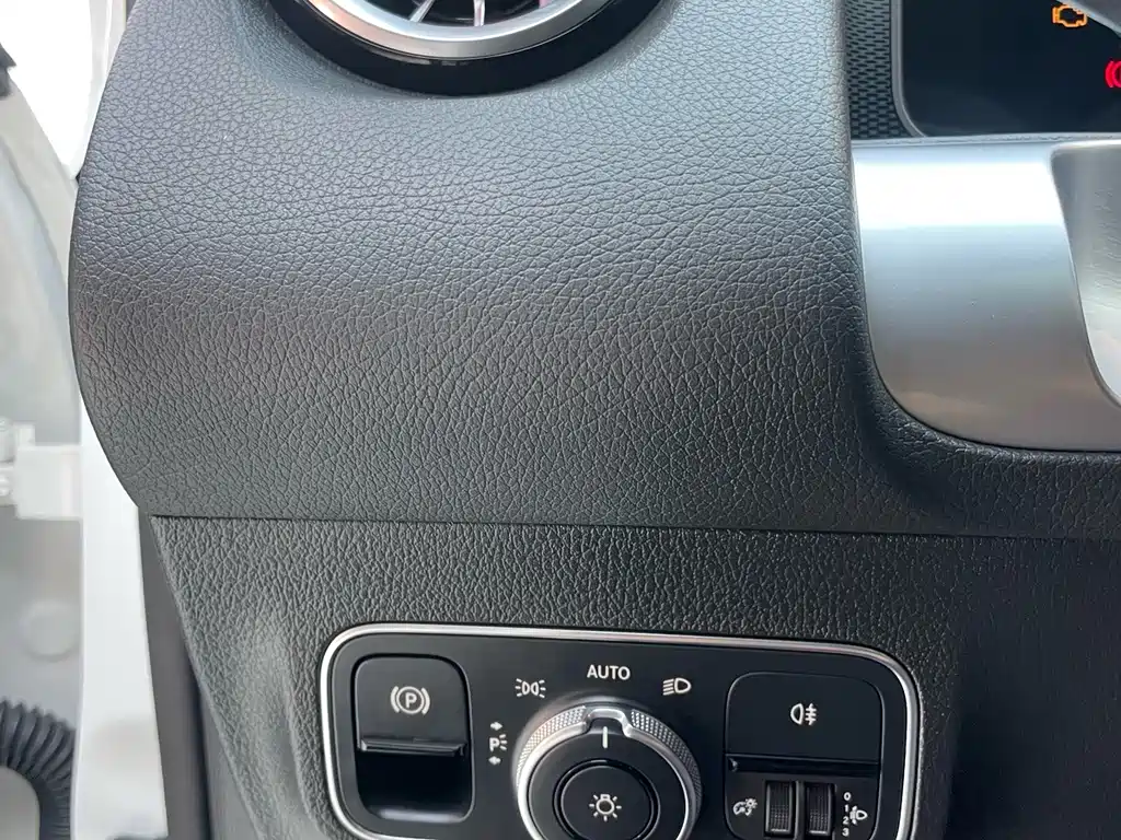Mercedes-Benz GLB — миниатюра 16
