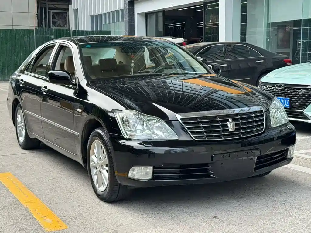 Toyota Crown — миниатюра 3