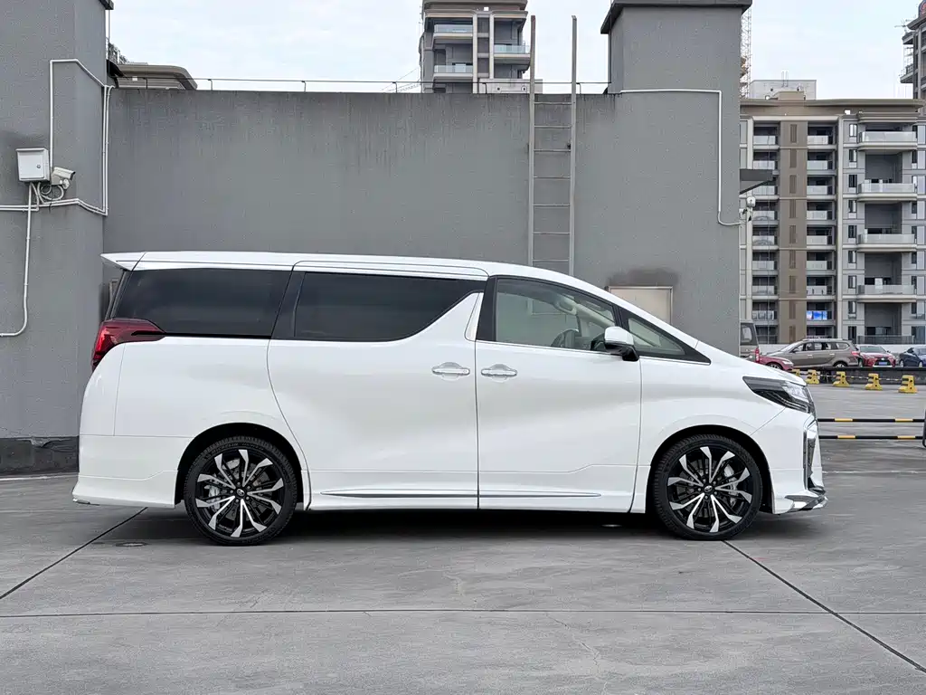 Toyota Alphard — миниатюра 4