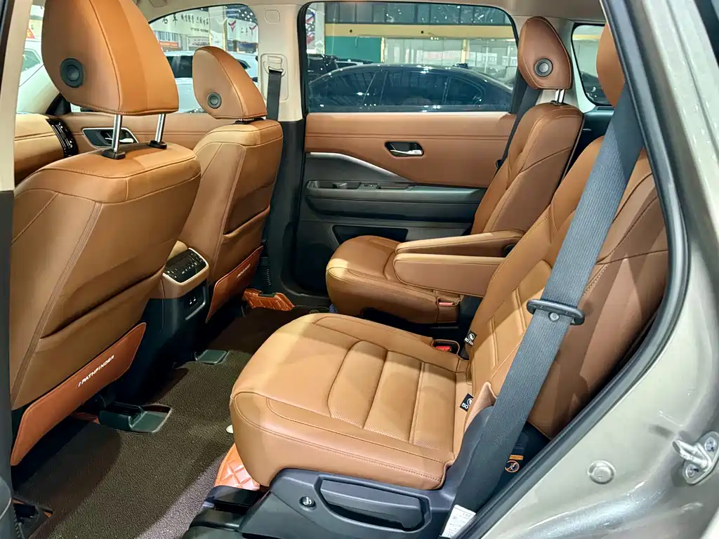 NISSAN EXPLORING THE LAND