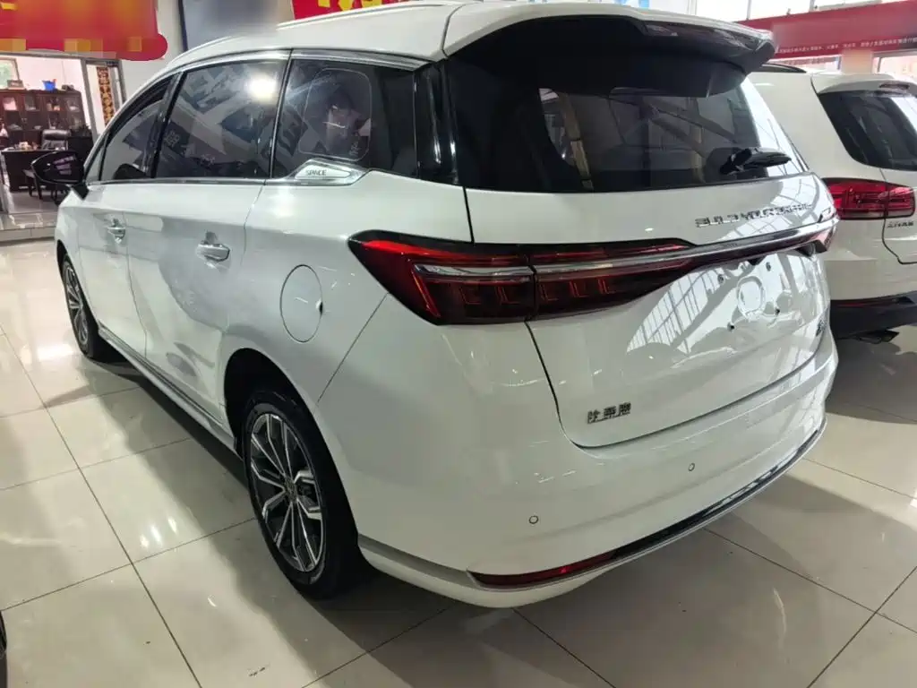 BYD MAX — миниатюра 5