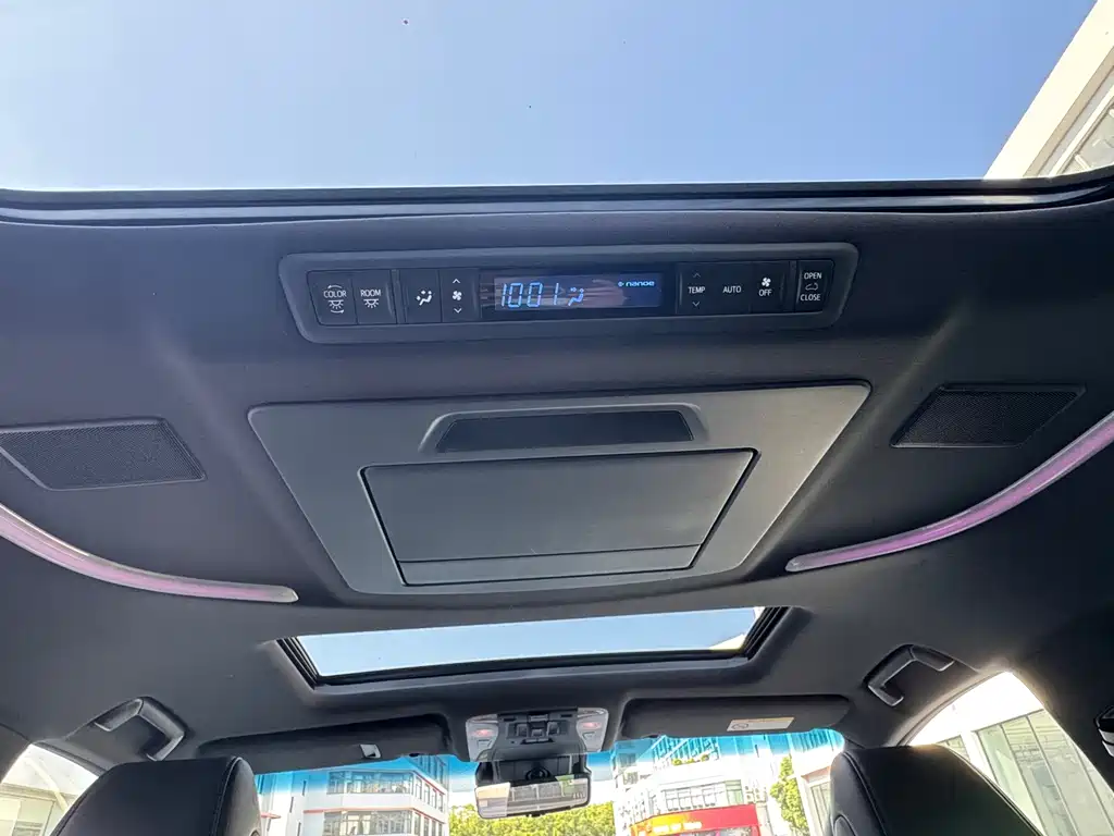 Toyota Alphard — миниатюра 17